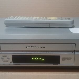 Sony SLV-N750 VCR With Remote